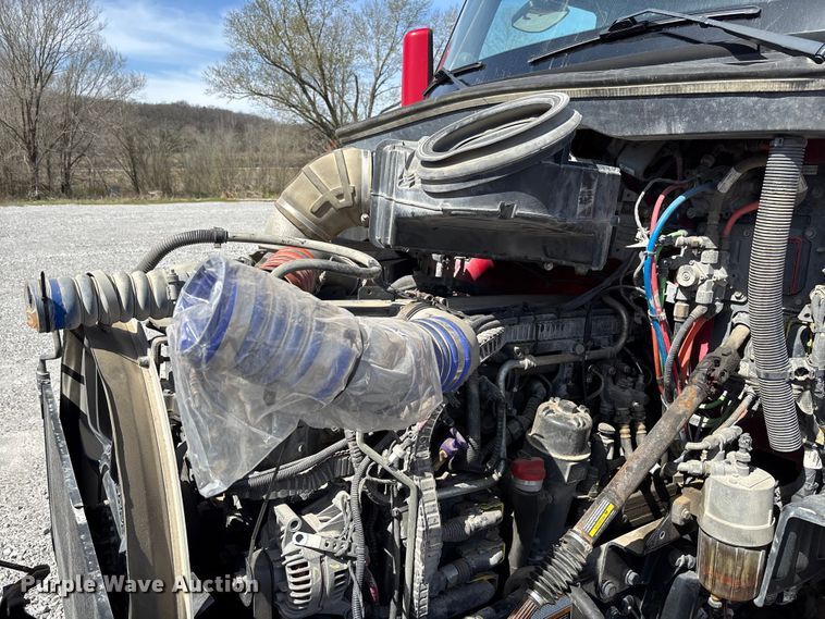 image for item FB3269 2017 Peterbilt 579 semi truck