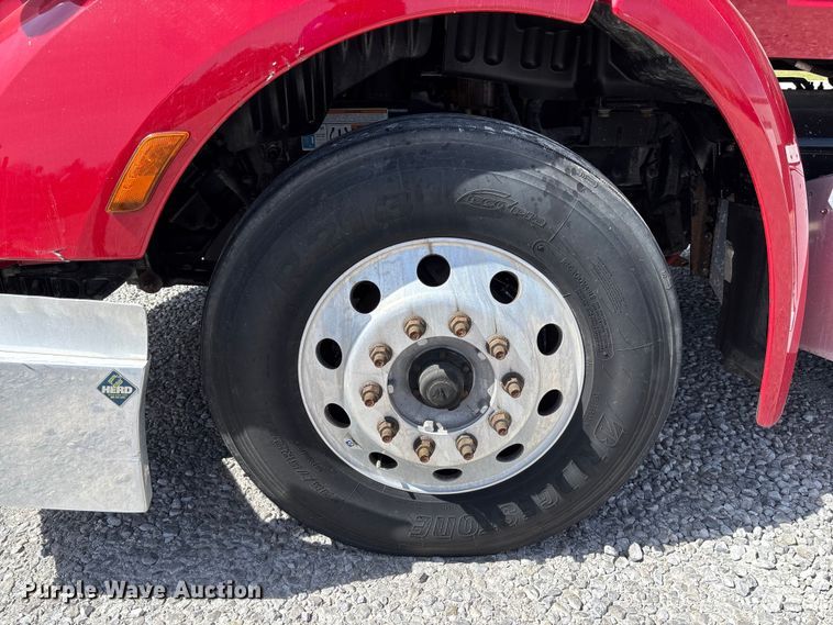 image for item FB3269 2017 Peterbilt 579 semi truck