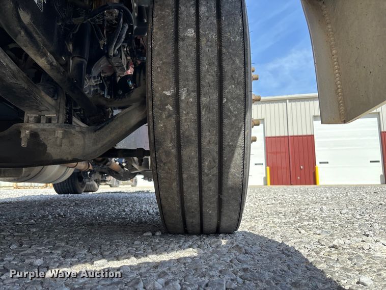 image for item FB3269 2017 Peterbilt 579 semi truck