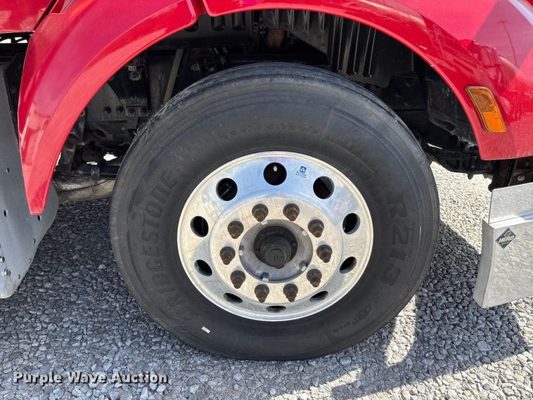 image for item FB3269 2017 Peterbilt 579 semi truck