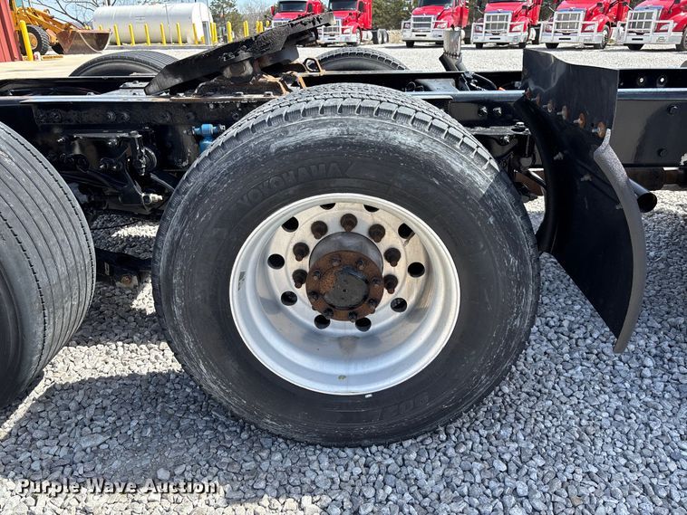 image for item FB3269 2017 Peterbilt 579 semi truck