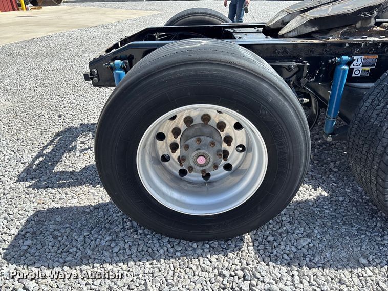 image for item FB3269 2017 Peterbilt 579 semi truck