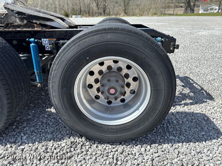 image for item FB3269 2017 Peterbilt 579 semi truck