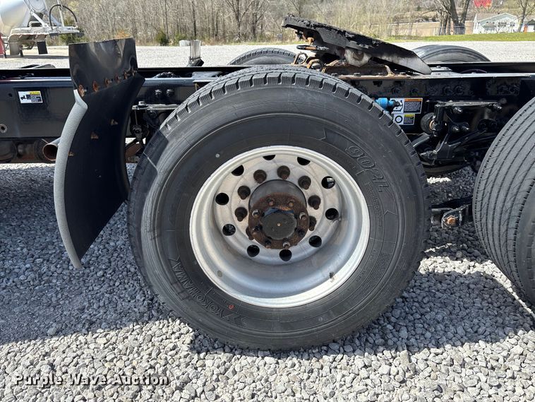 image for item FB3269 2017 Peterbilt 579 semi truck