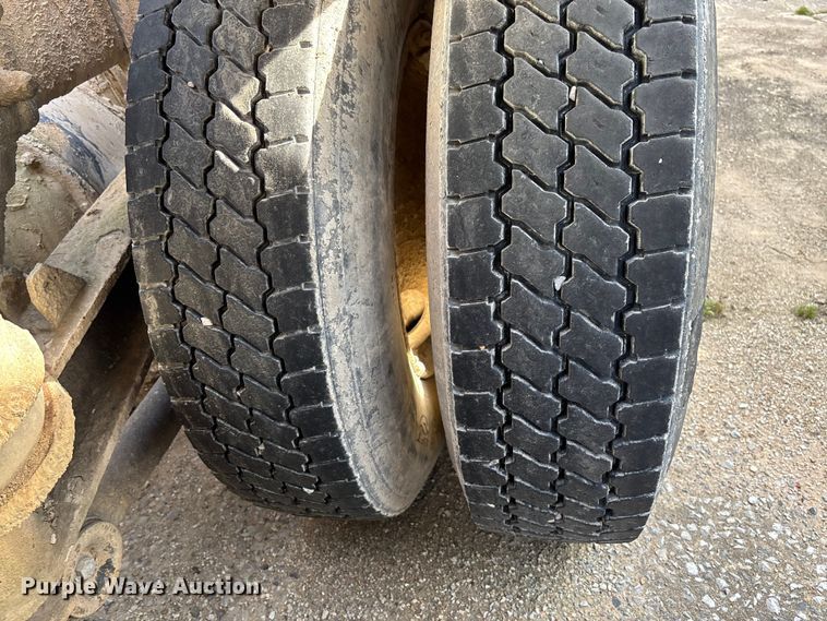 image for item FB3273 2004 Kenworth T800 ready mix truck