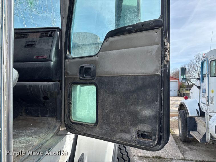 image for item FB3274 2005 Kenworth T800 ready mix truck