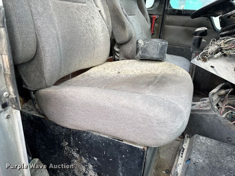 image for item FB3276 2004 Kenworth T800 ready mix truck