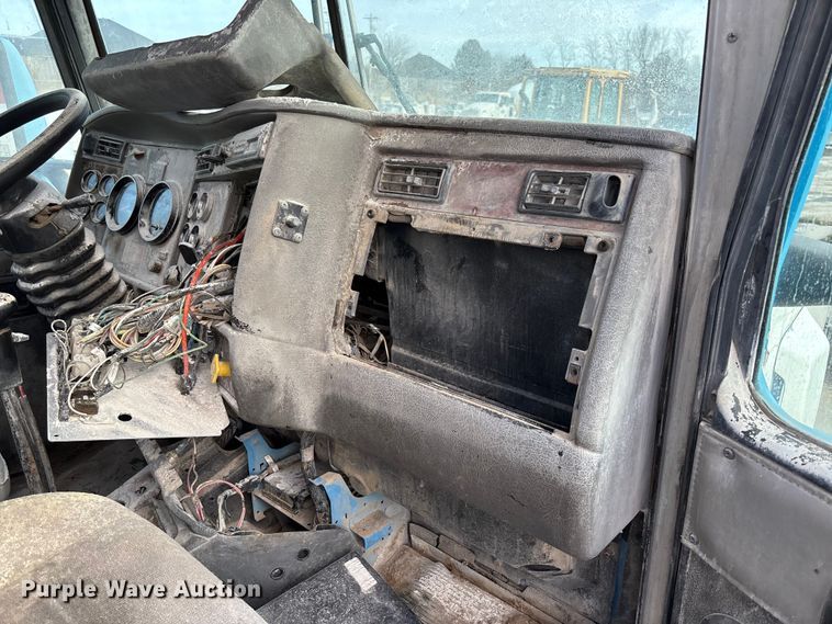 image for item FB3276 2004 Kenworth T800 ready mix truck