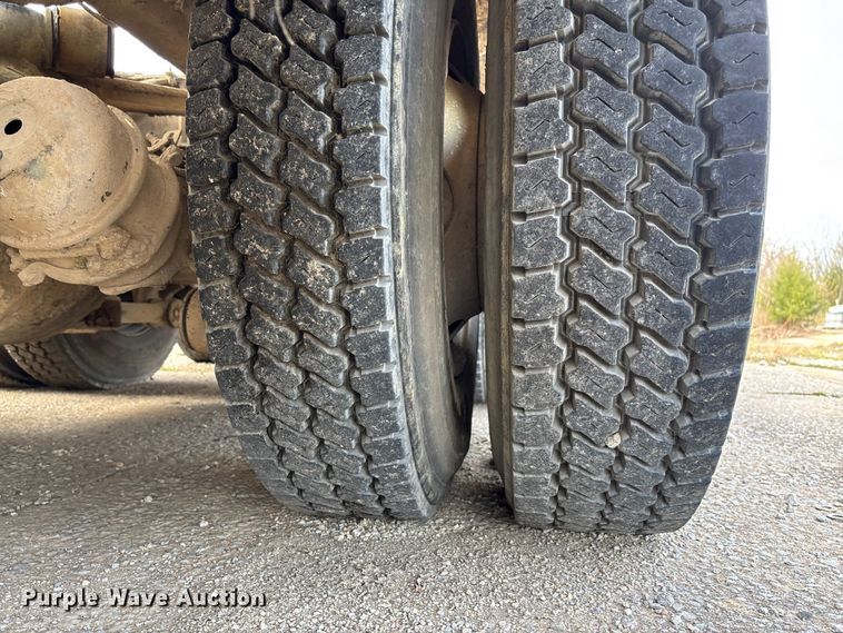 image for item FB3276 2004 Kenworth T800 ready mix truck