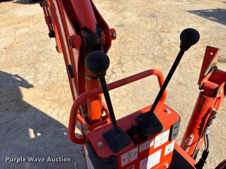 image for item FB3293 Kubota B26 backhoe