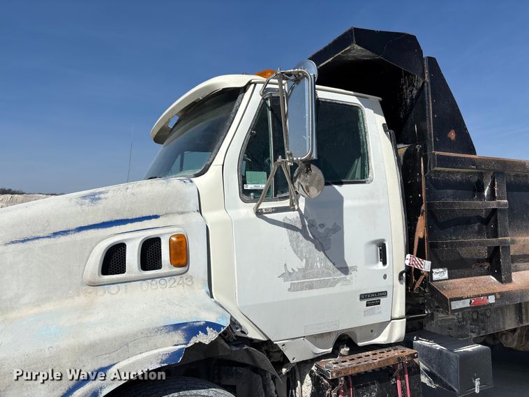 image for item FB3301 1997 Ford LT9513 dump truck