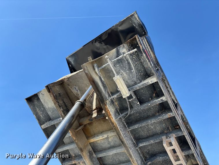 image for item FB3301 1997 Ford LT9513 dump truck