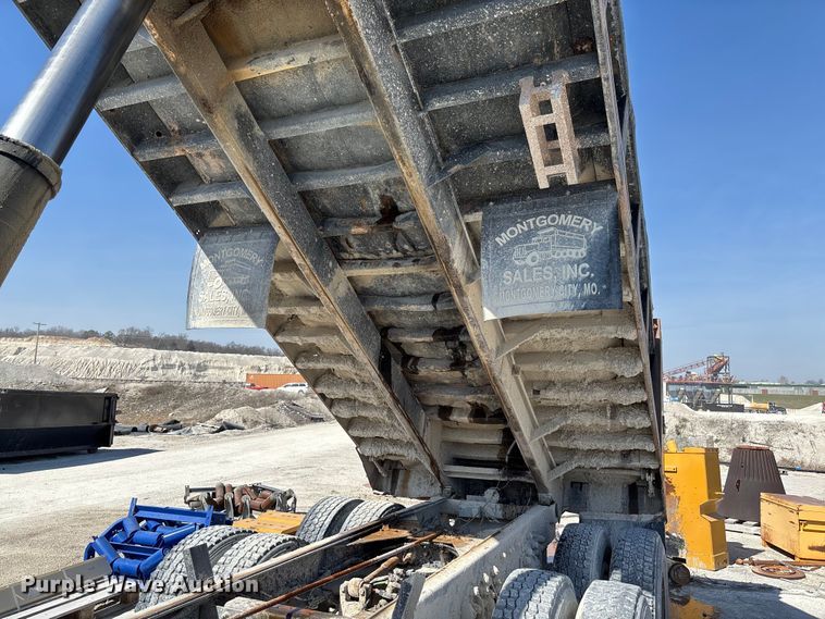 image for item FB3301 1997 Ford LT9513 dump truck