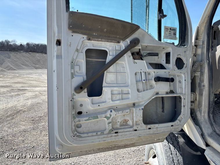 image for item FB3301 1997 Ford LT9513 dump truck