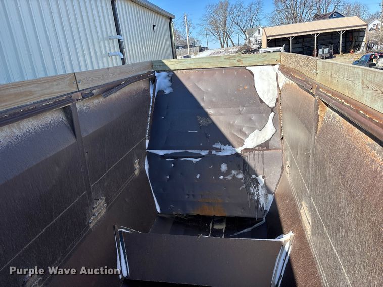 image for item FB3589 1995 Midland bottom dump trailer