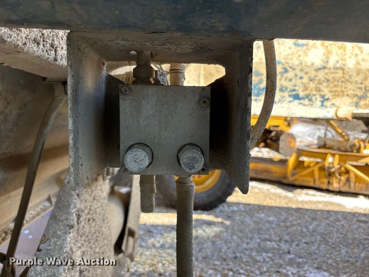 image for item FB3589 1995 Midland bottom dump trailer