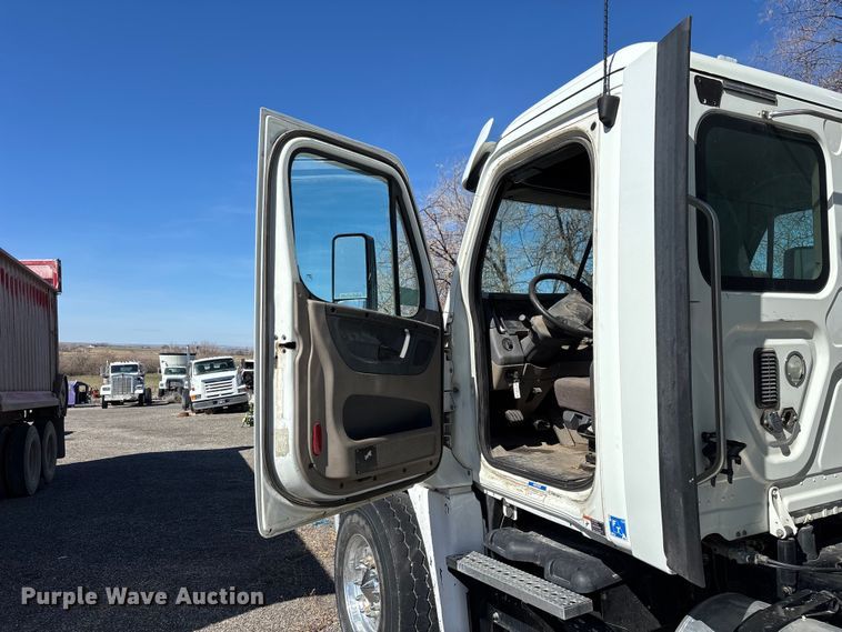 image for item FB5507 2014 Freightliner Cascadia dump truck