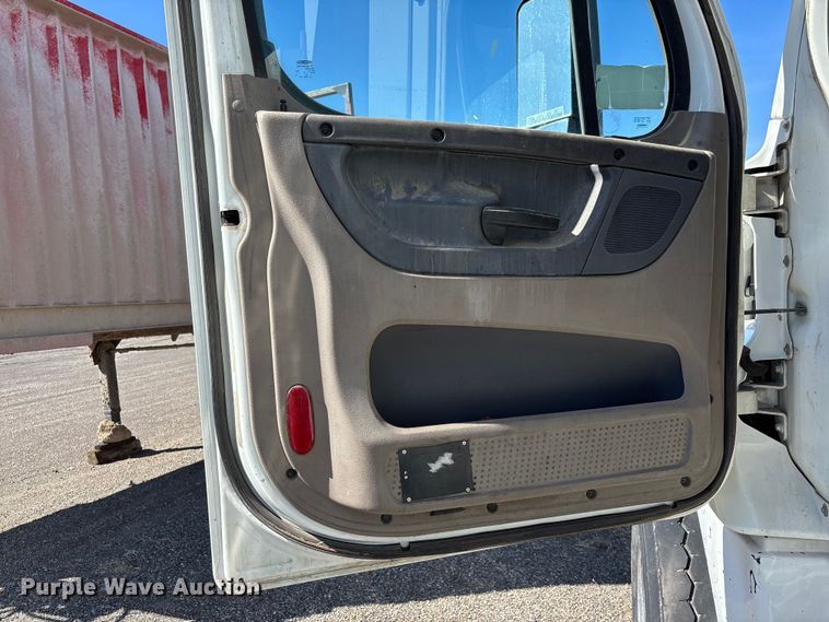 image for item FB5507 2014 Freightliner Cascadia dump truck