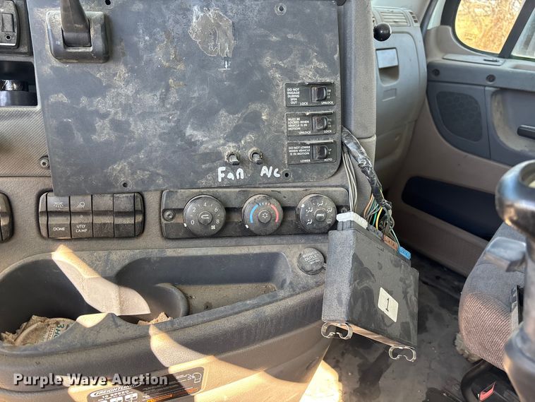 image for item FB5507 2014 Freightliner Cascadia dump truck