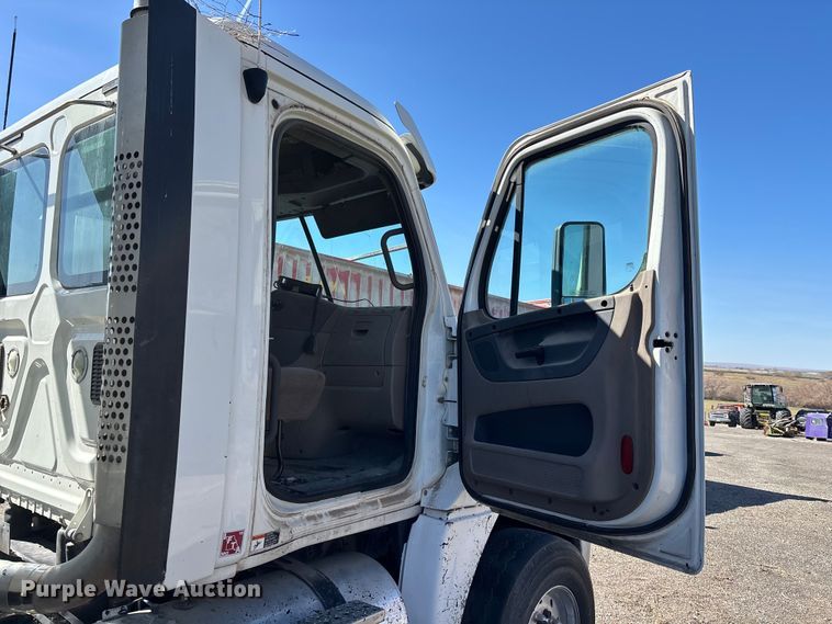 image for item FB5507 2014 Freightliner Cascadia dump truck