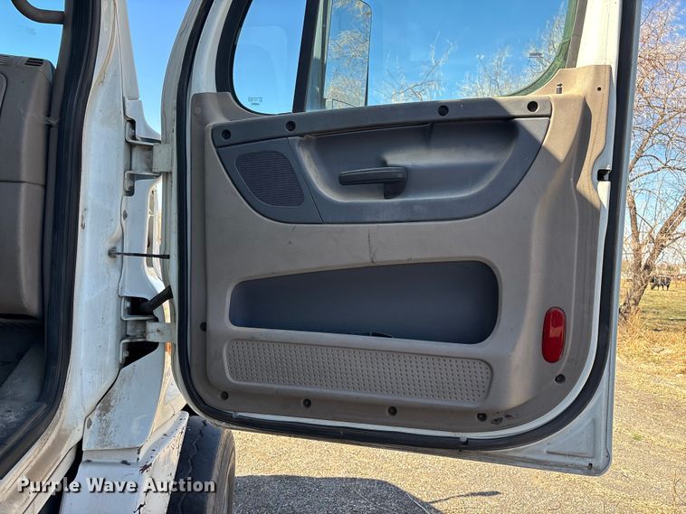 image for item FB5507 2014 Freightliner Cascadia dump truck