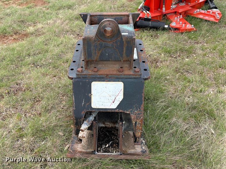 image for item FB8077 Caterpillar CVP40 plate compactor