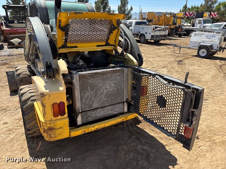 image for item FC2138 2011 New Holland L225 skid steer loader