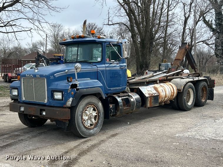 image for item FC5203 1994 Mack RD hook lift truck