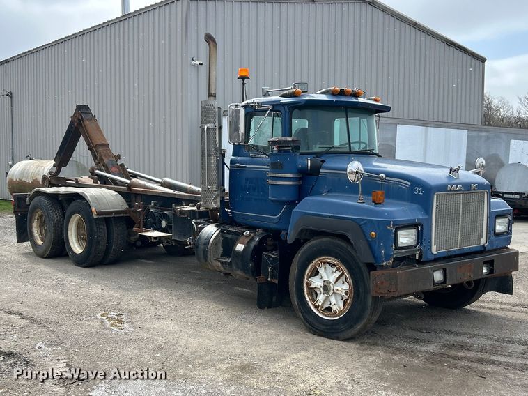 image for item FC5203 1994 Mack RD hook lift truck