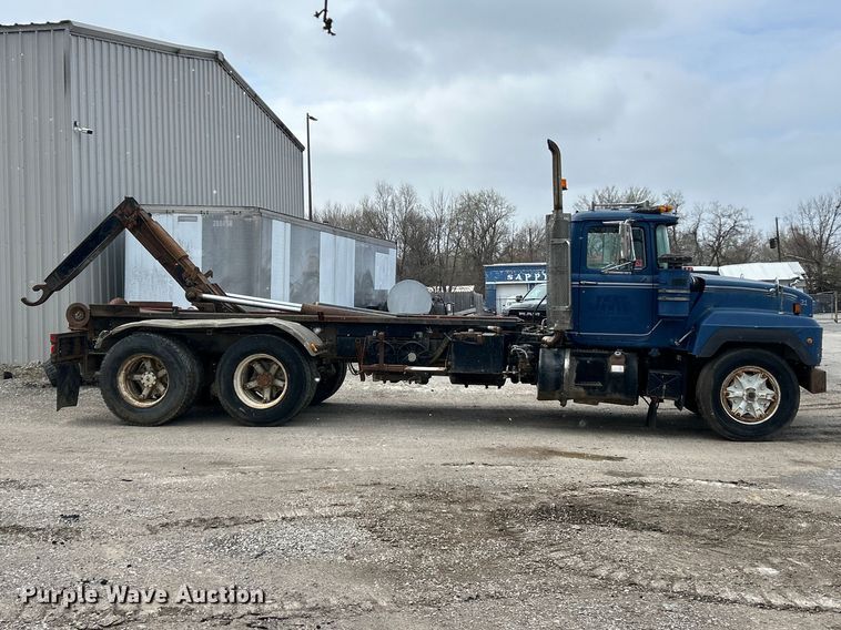 image for item FC5203 1994 Mack RD hook lift truck