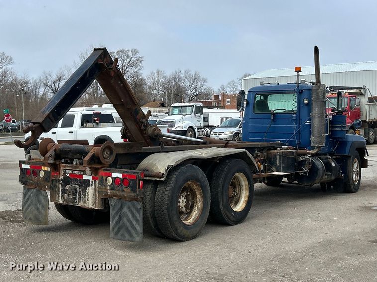 image for item FC5203 1994 Mack RD hook lift truck