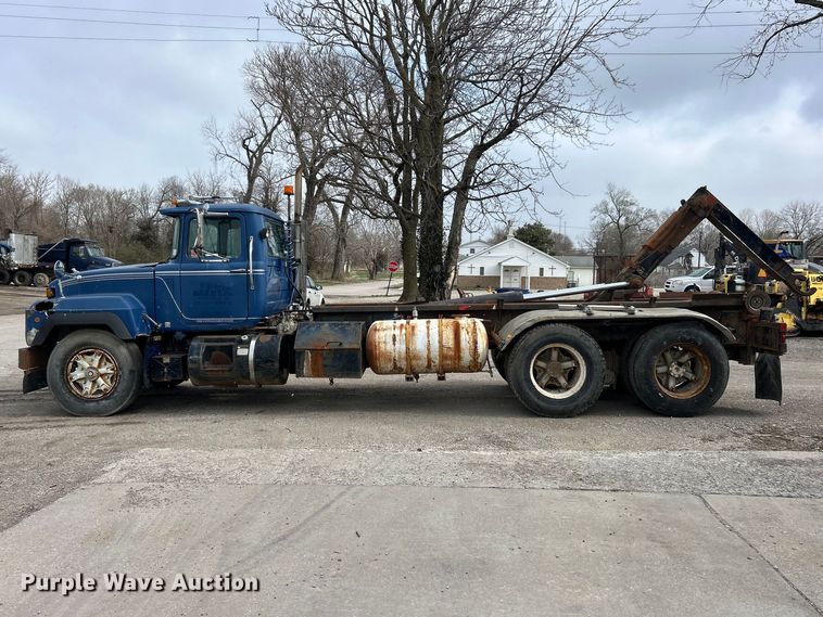 image for item FC5203 1994 Mack RD hook lift truck