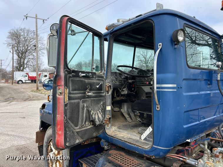 image for item FC5203 1994 Mack RD hook lift truck