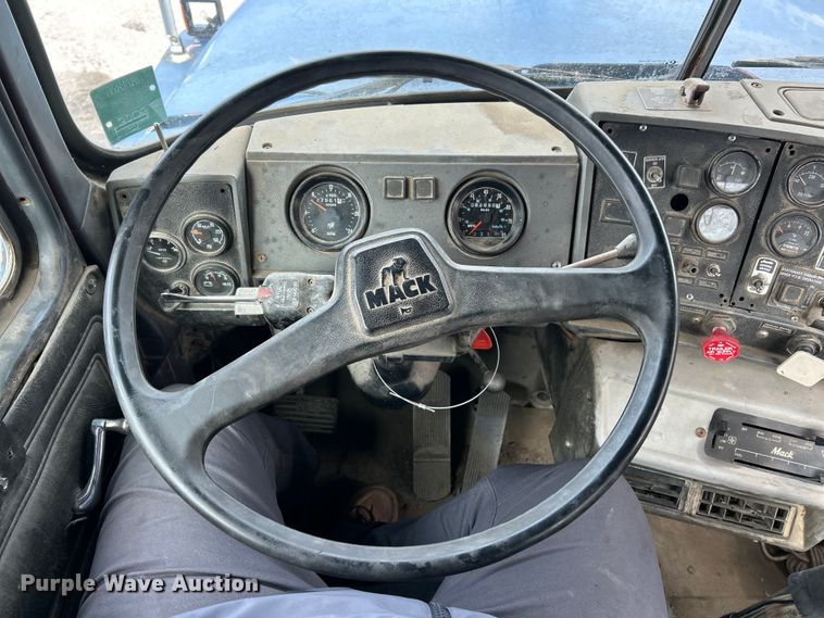 image for item FC5203 1994 Mack RD hook lift truck