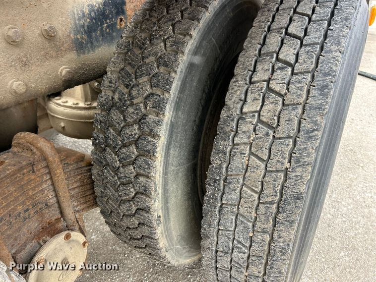 image for item FC5203 1994 Mack RD hook lift truck