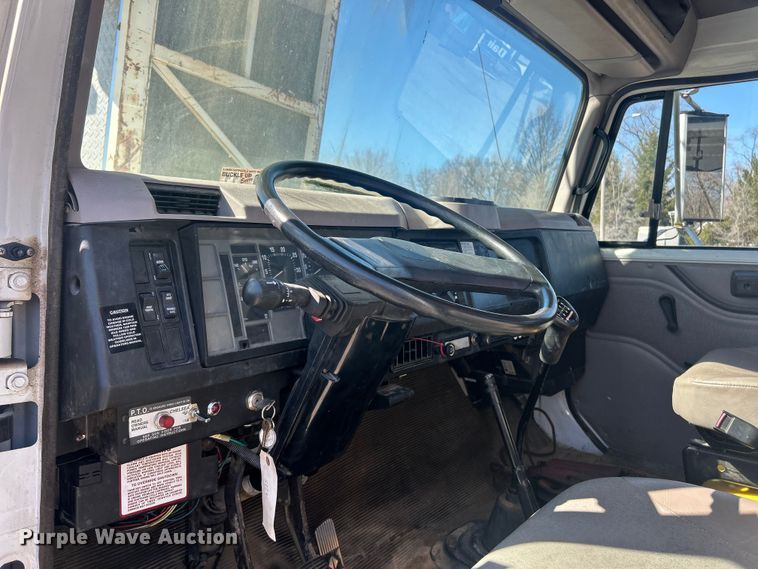 image for item FC5231 1999 International 4700 bucket truck