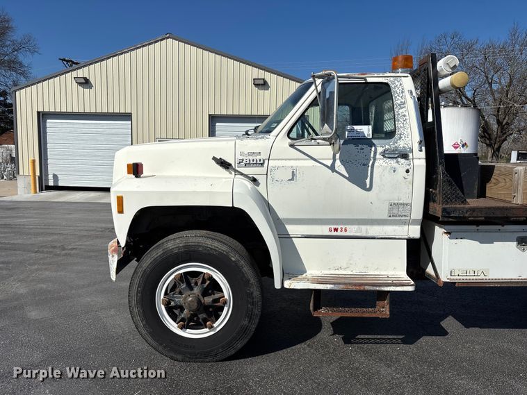 image for item FG0214 1992 Ford F800 dump flatbed truck