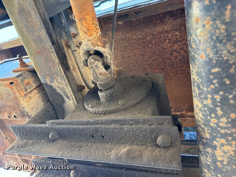 image for item FG0214 1992 Ford F800 dump flatbed truck