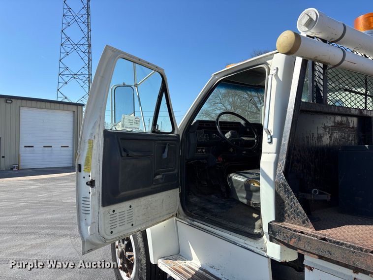 image for item FG0214 1992 Ford F800 dump flatbed truck