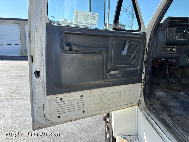 image for item FG0214 1992 Ford F800 dump flatbed truck