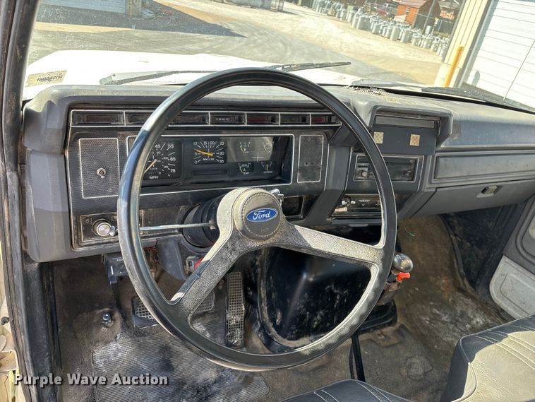 image for item FG0214 1992 Ford F800 dump flatbed truck