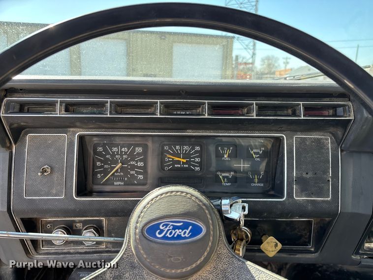 image for item FG0214 1992 Ford F800 dump flatbed truck