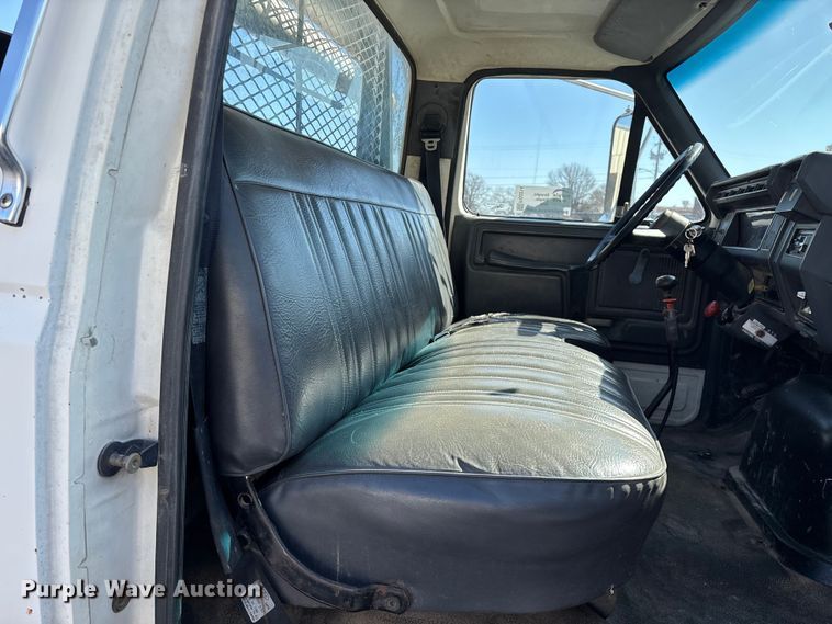 image for item FG0214 1992 Ford F800 dump flatbed truck