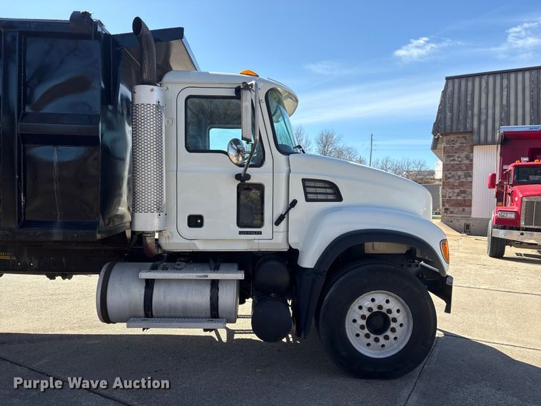 image for item FG2772 2007 Mack CV713 dump truck