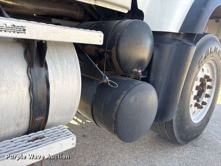 image for item FG2772 2007 Mack CV713 dump truck