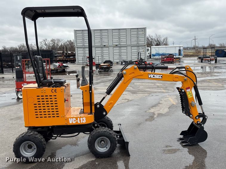 image for item FG2862 2026 Vicsec L13 wheeled mini excavator