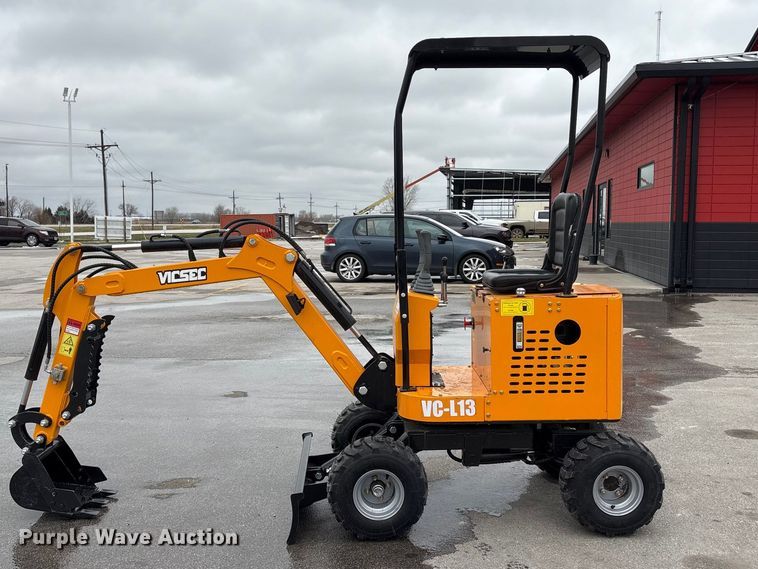 image for item FG2862 2026 Vicsec L13 wheeled mini excavator