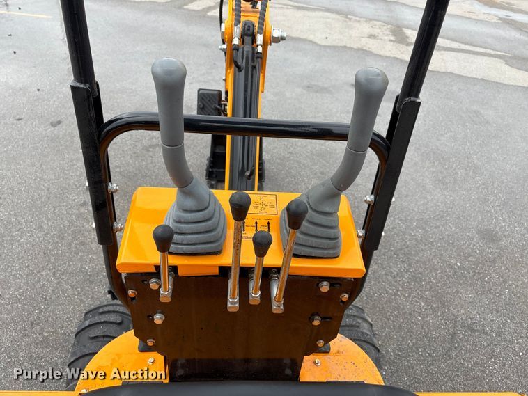 image for item FG2862 2026 Vicsec L13 wheeled mini excavator