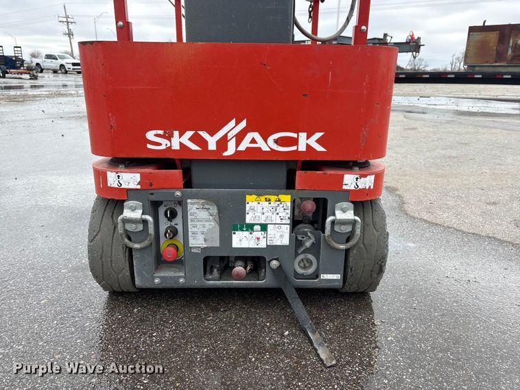 image for item FG2863 2017 SkyJack SJ12 vertical lift