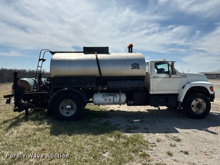 image for item FH7020 1997 Ford F800 oil distributor truck